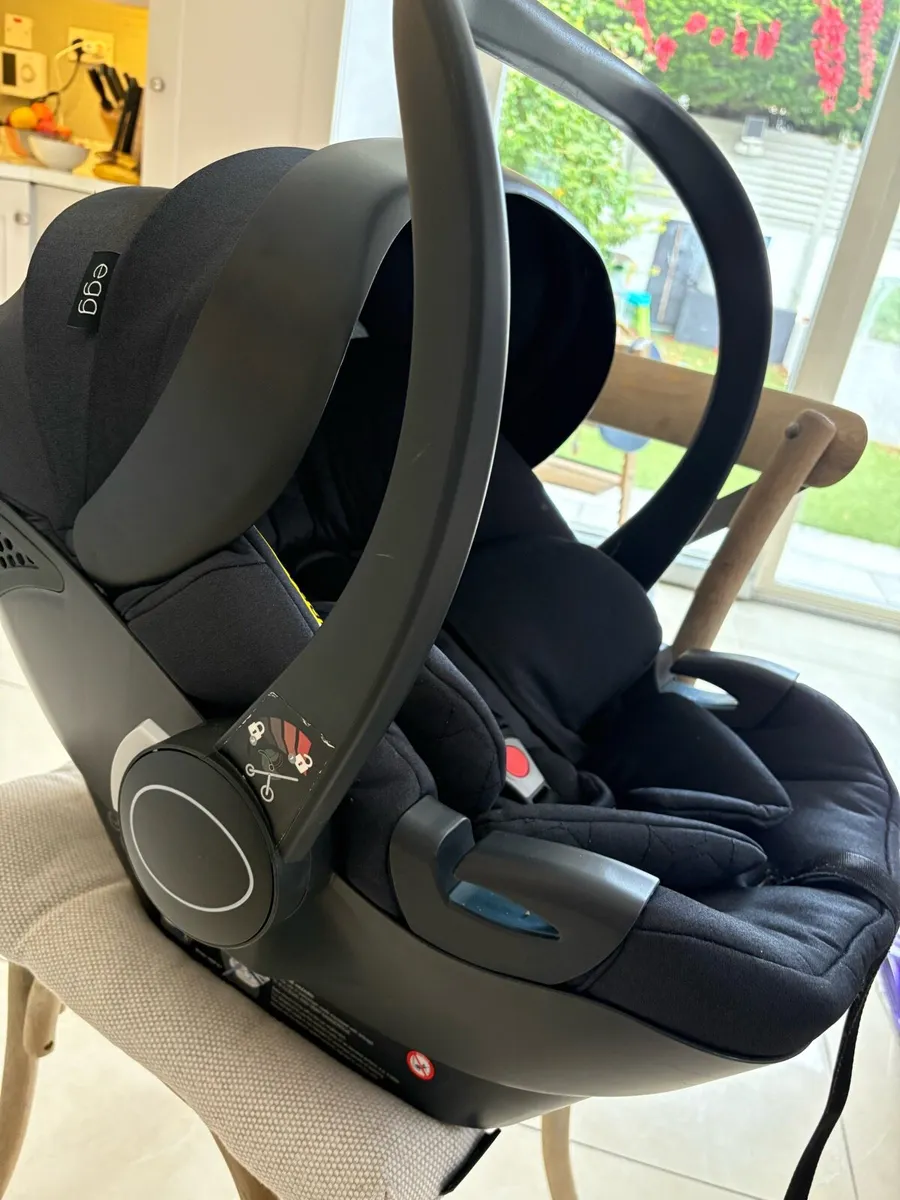 Infant car seat and isofix base (Egg 2 navy) - Image 2