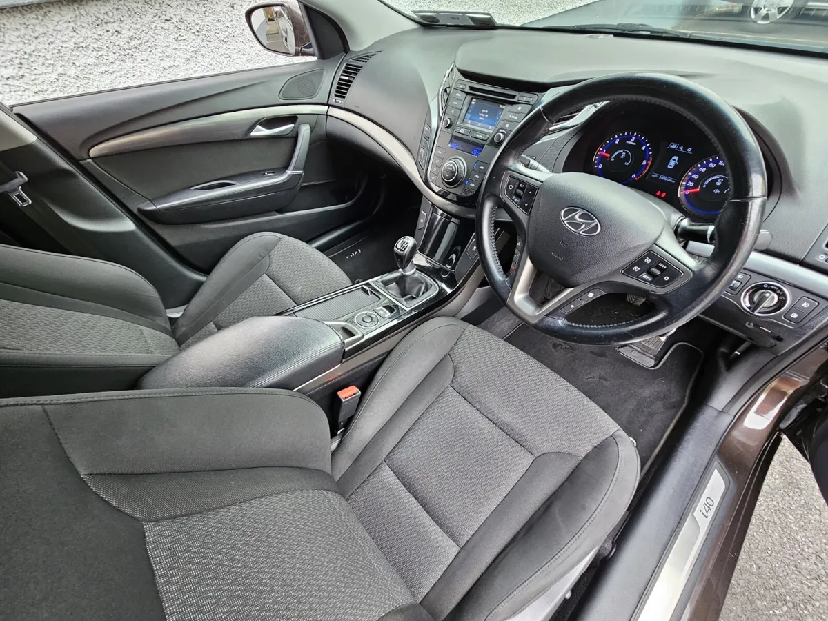 EXECUTIVE - BLUETOOTH STREAMING - REVERSE CAMERA - - Image 2