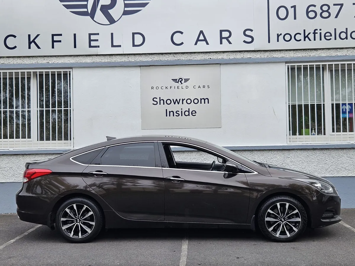 EXECUTIVE - BLUETOOTH STREAMING - REVERSE CAMERA - - Image 3