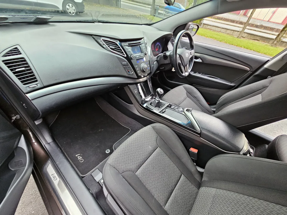 EXECUTIVE - BLUETOOTH STREAMING - REVERSE CAMERA - - Image 4