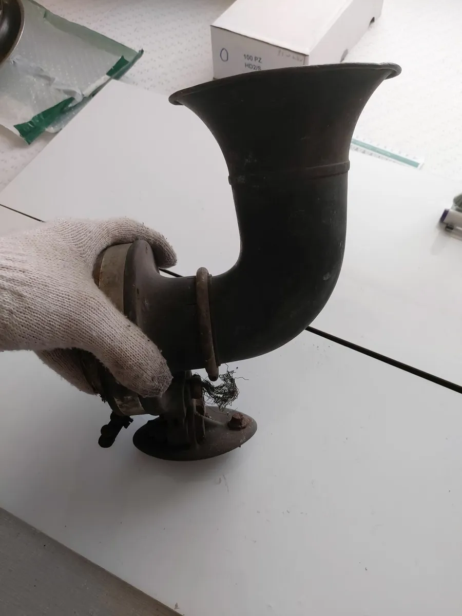 1920s 1930s Robert Bosch Trumpet horn- Delivery - Image 1