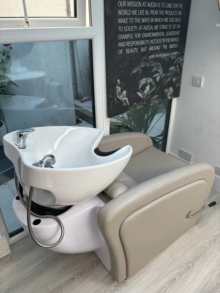 WASH BASSIN CHAIR AND SHELVES - Image 3