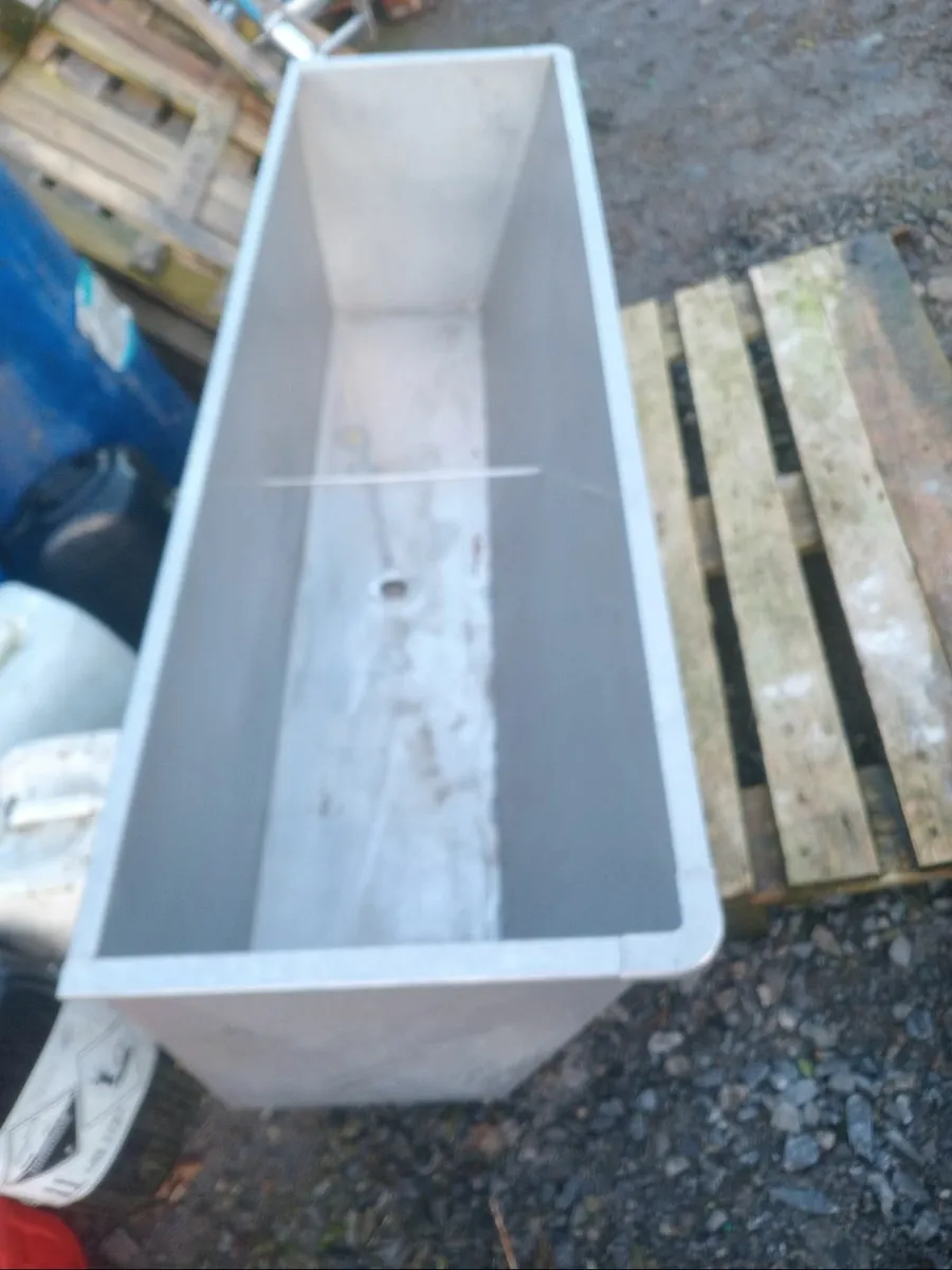 Clusters, wash trough and milk filter - Image 1