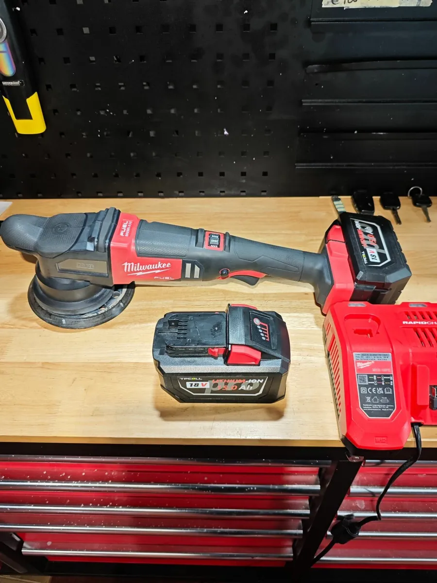 Milwaukee Cordless 21mm Da Polisher Kit