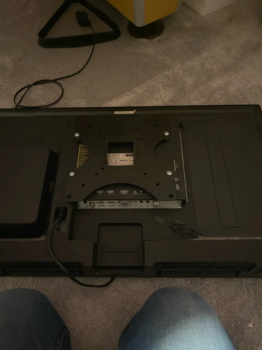 32” Smart Tv DVD player built in - Image 2