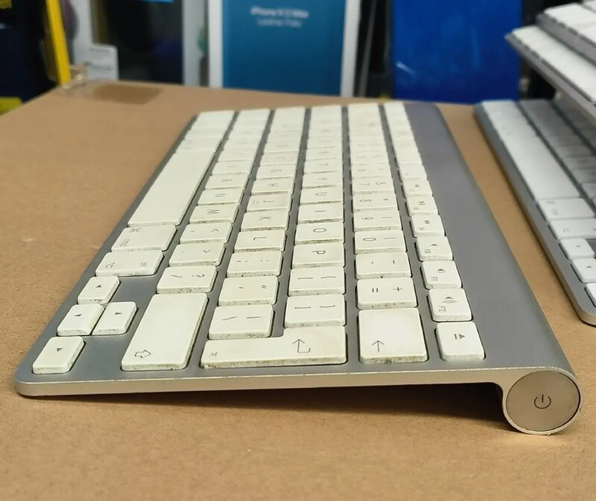 Apple Wireless Keyboard A1255 / A1314 Bluetooth Aluminum Mac iPad 3 AA Battery/ Used - Image 2