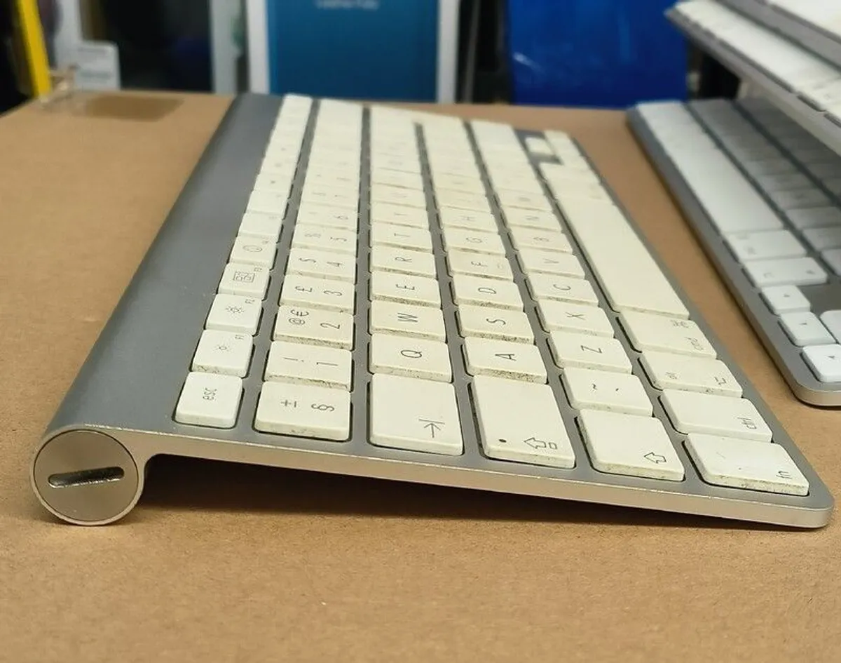 Apple Wireless Keyboard A1255 / A1314 Bluetooth Aluminum Mac iPad 3 AA Battery/ Used - Image 3