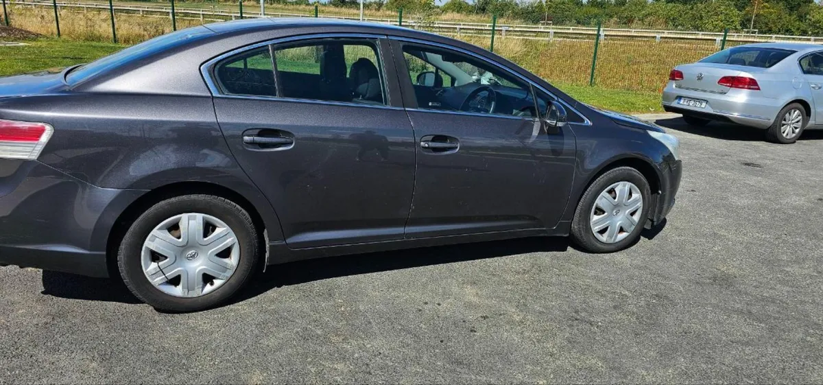 Toyota Avensis 2010 - Image 2