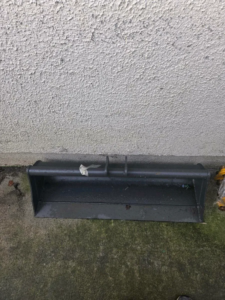 Mini digger 1.6 tone & Mini dumper 800kg for hire - Image 4