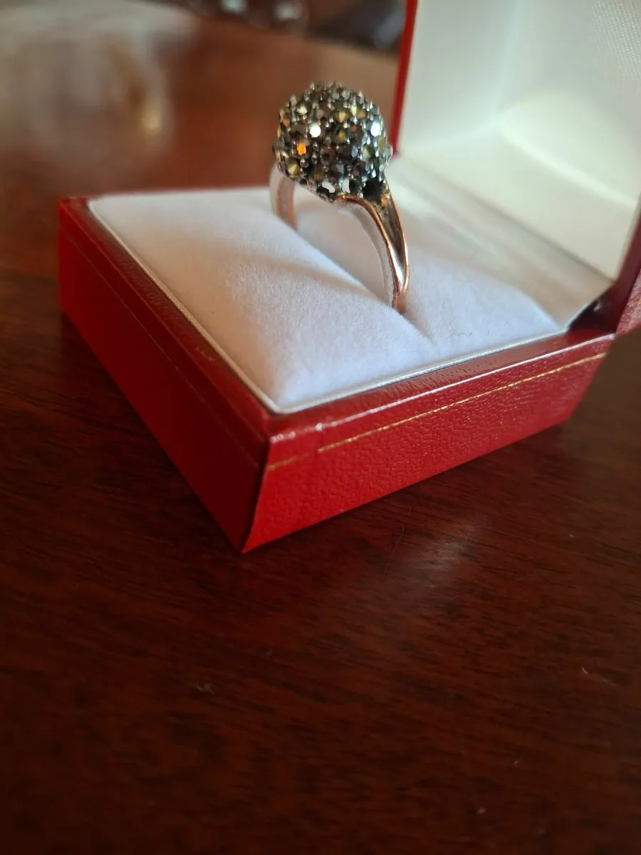 Beautiful set of 2 vintage bangle bracelets&Ring - Image 2