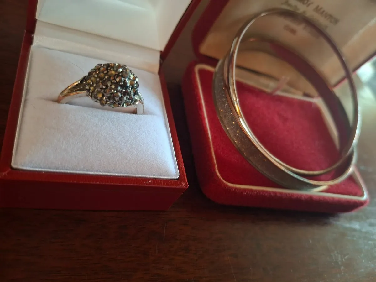 Beautiful set of 2 vintage bangle bracelets&Ring - Image 3