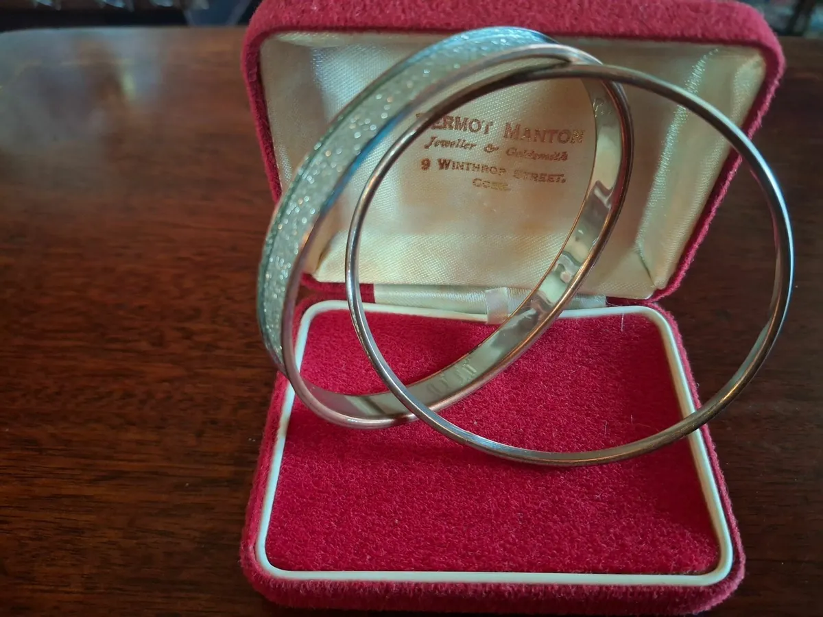 Beautiful set of 2 vintage bangle bracelets&Ring - Image 4