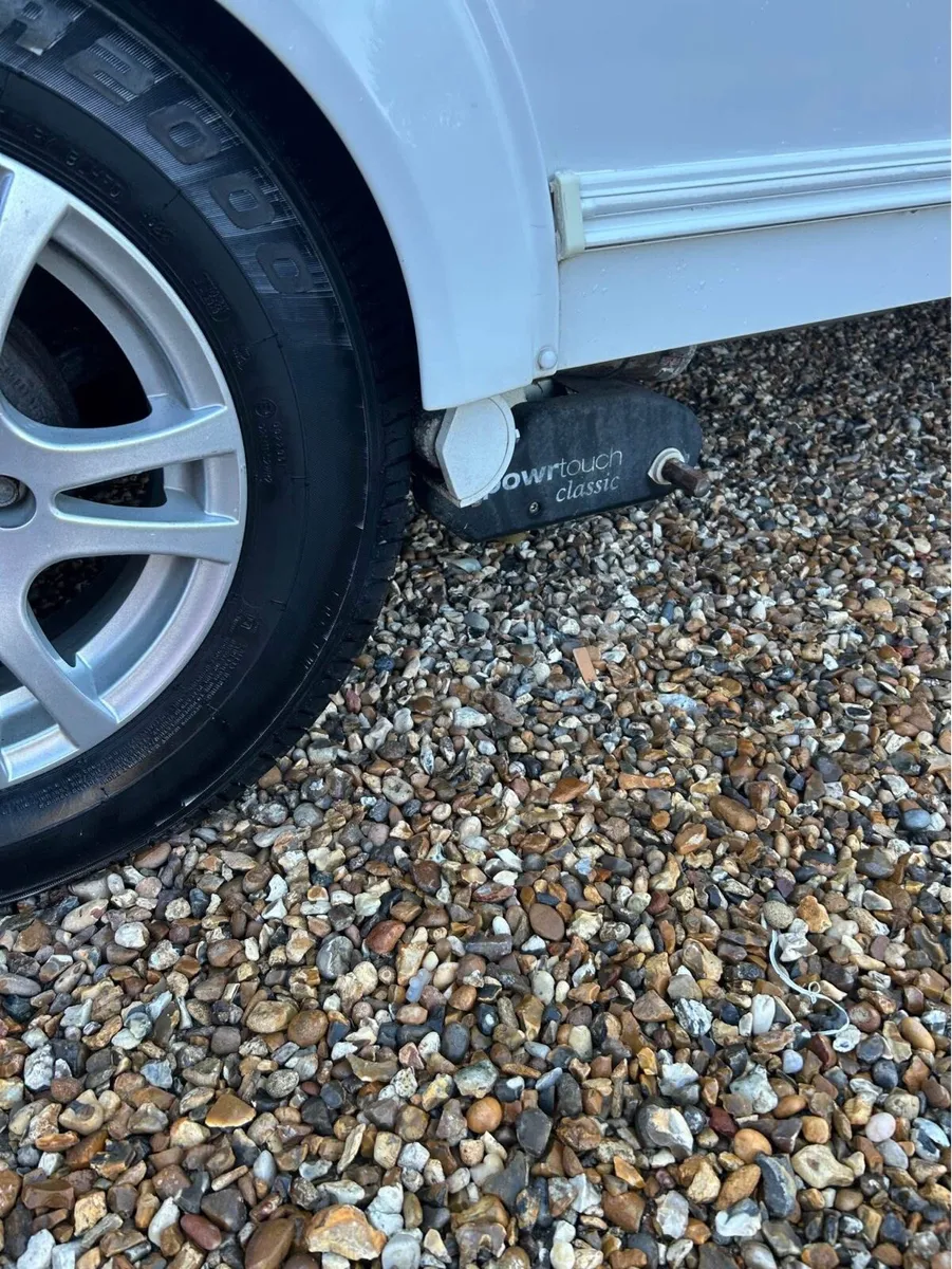 2015 Elddis Avante 550 island bed - Image 4