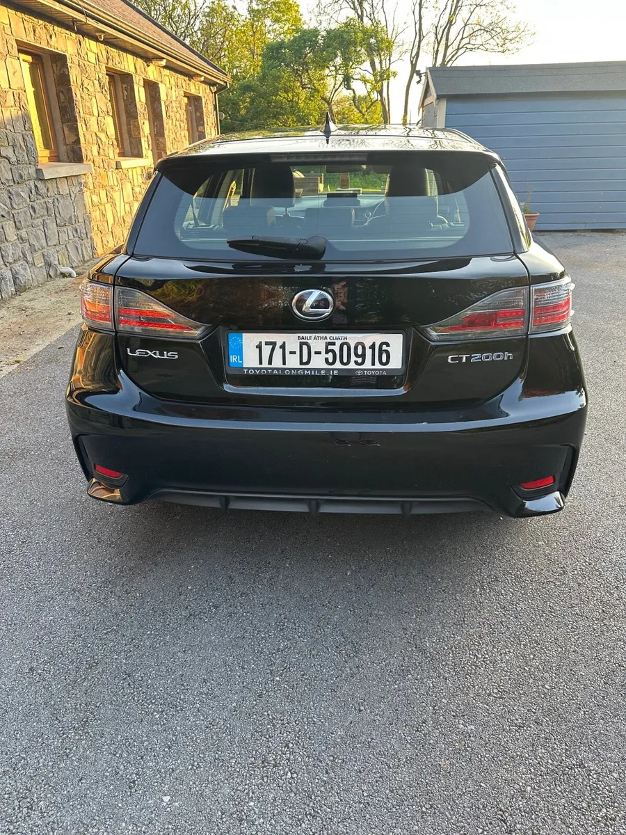 171 Lexus CT 200h - Image 2
