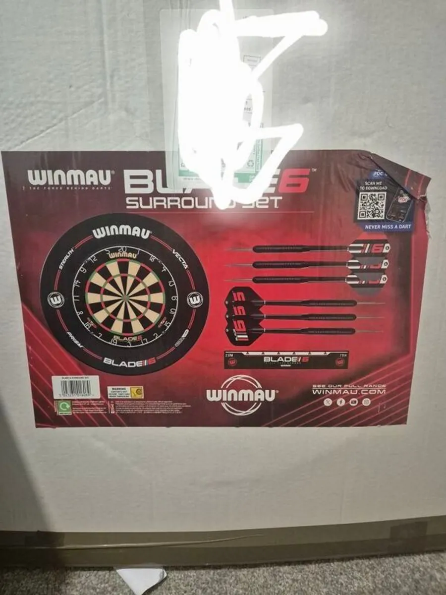 dart board and surround - Image 1