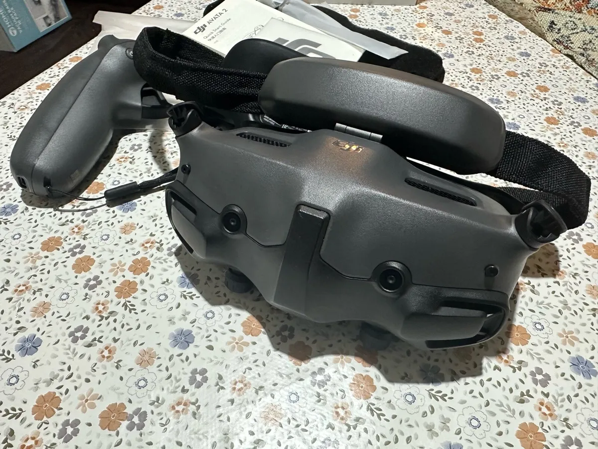 DJI Goggles 3 and Motion Controller 3 - Image 4