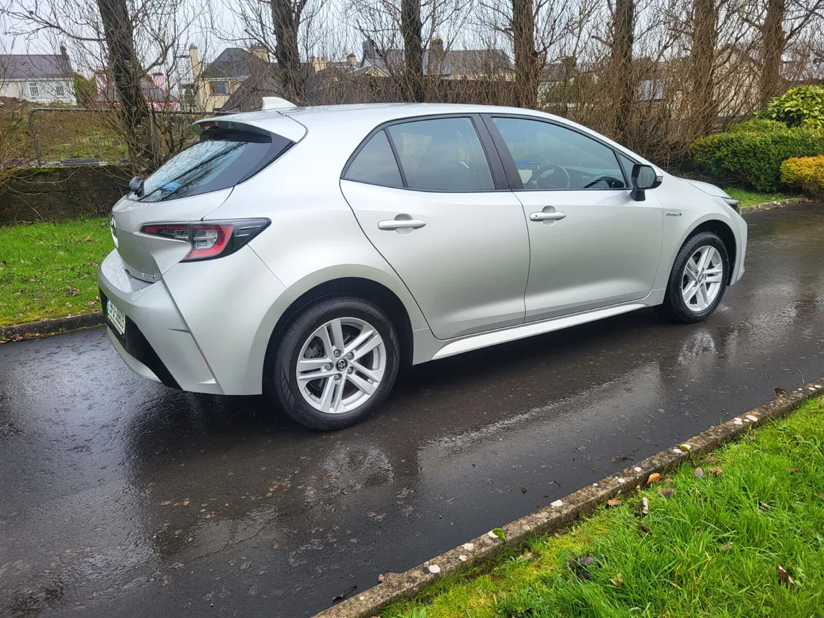 Toyota Corolla    Hatchback Hybrid.  Automatic - Image 2
