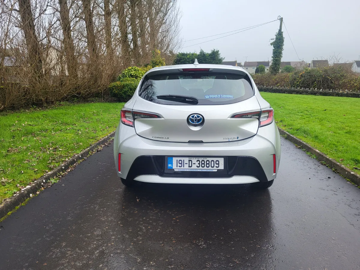 Toyota Corolla    Hatchback Hybrid.  Automatic - Image 3