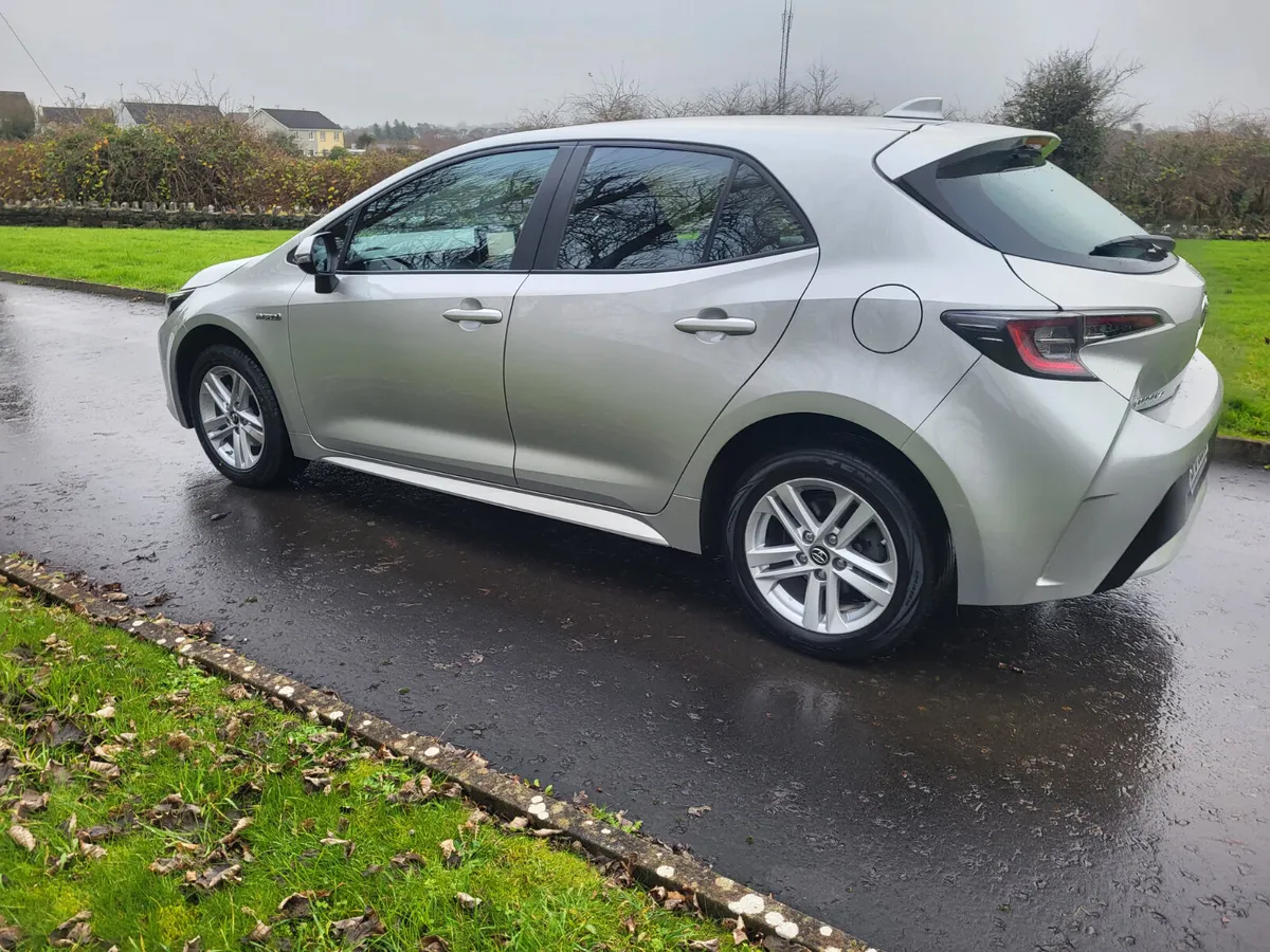 Toyota Corolla    Hatchback Hybrid.  Automatic - Image 4