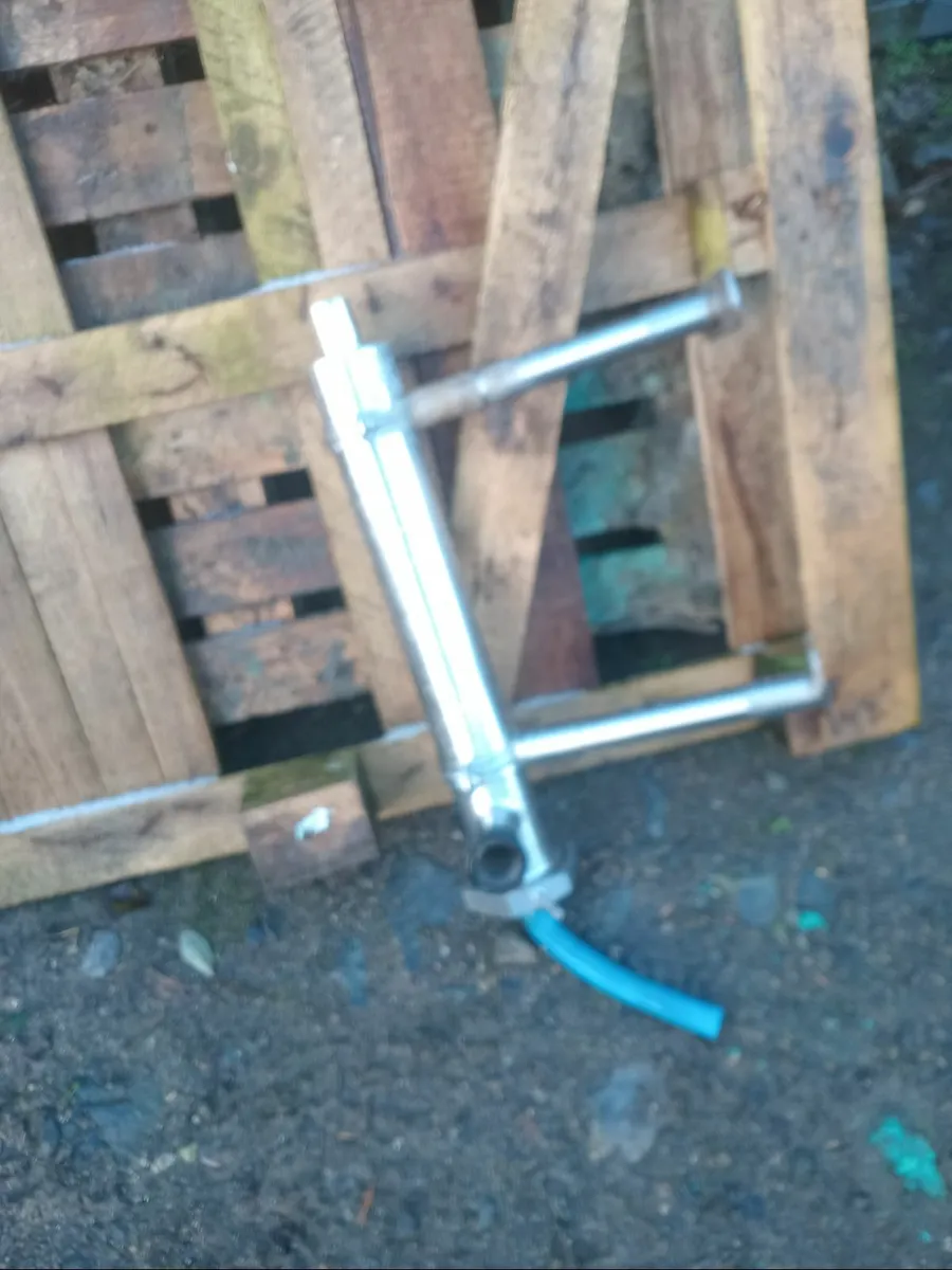 Clusters, wash trough and milk filter - Image 4