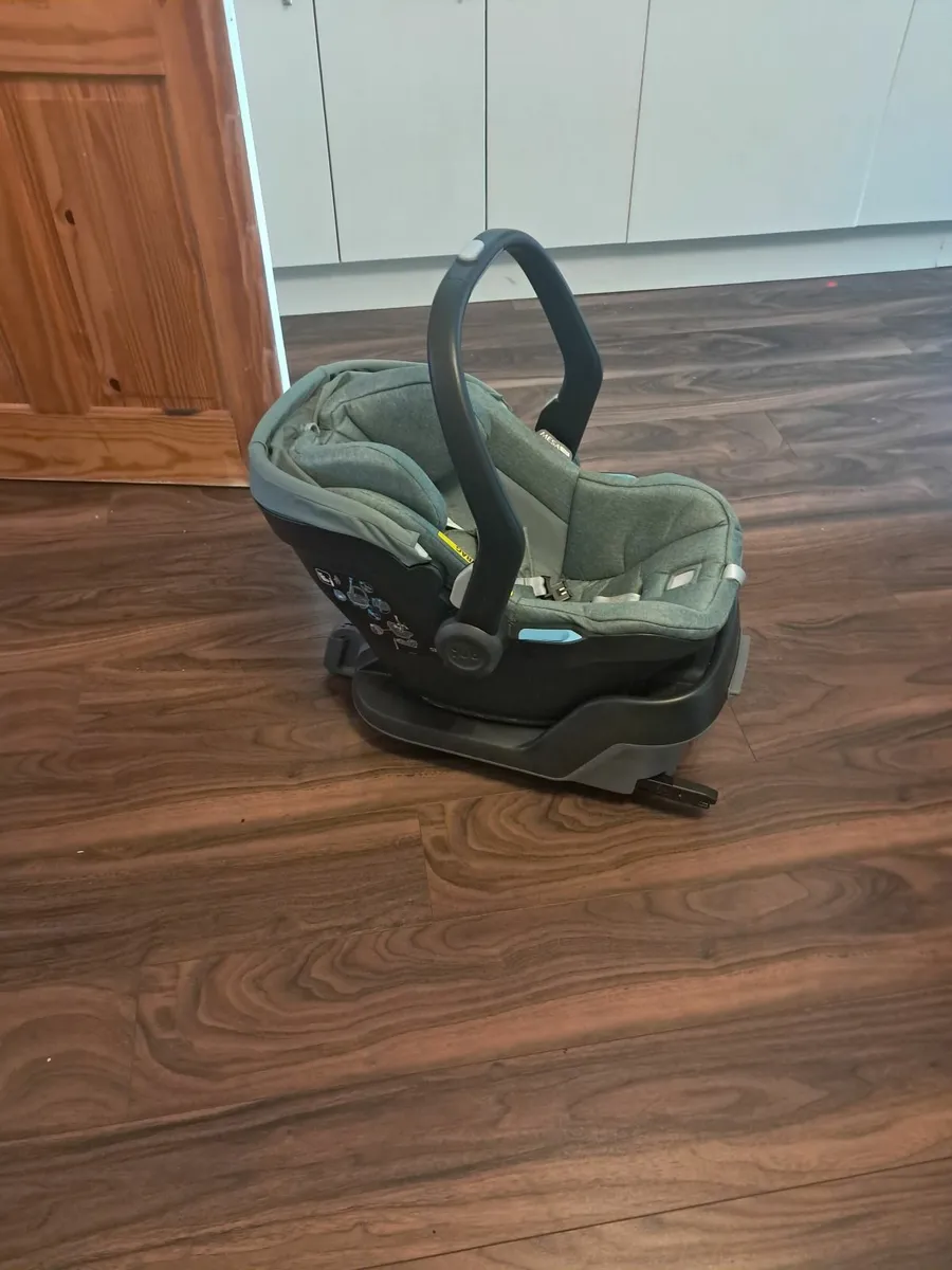 Travel System - buggy, car seat and base - Image 2