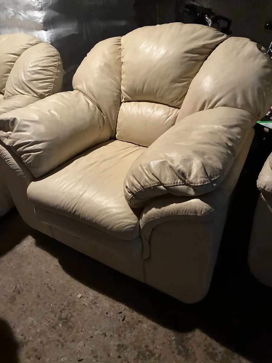 Sofa and two chairs - Image 4