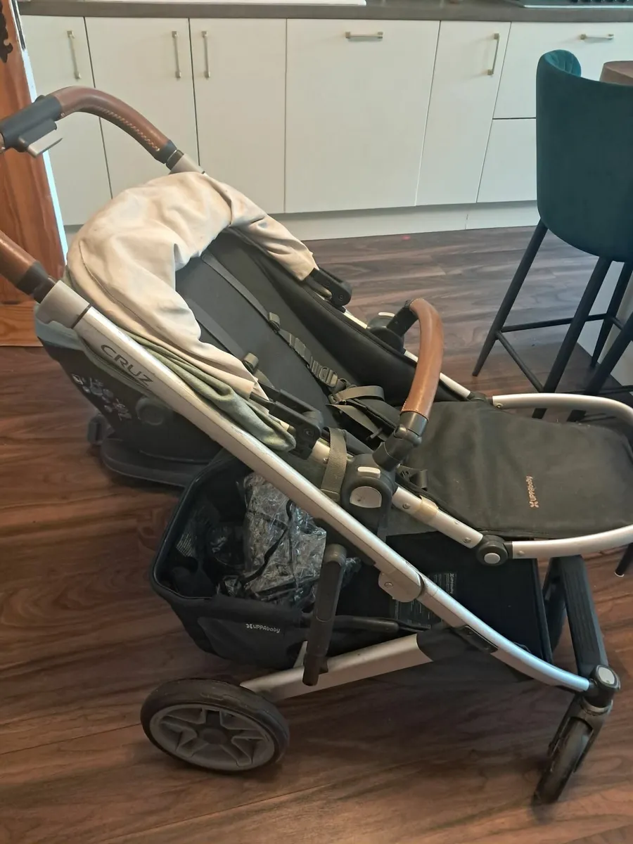 Travel System - buggy, car seat and base - Image 3