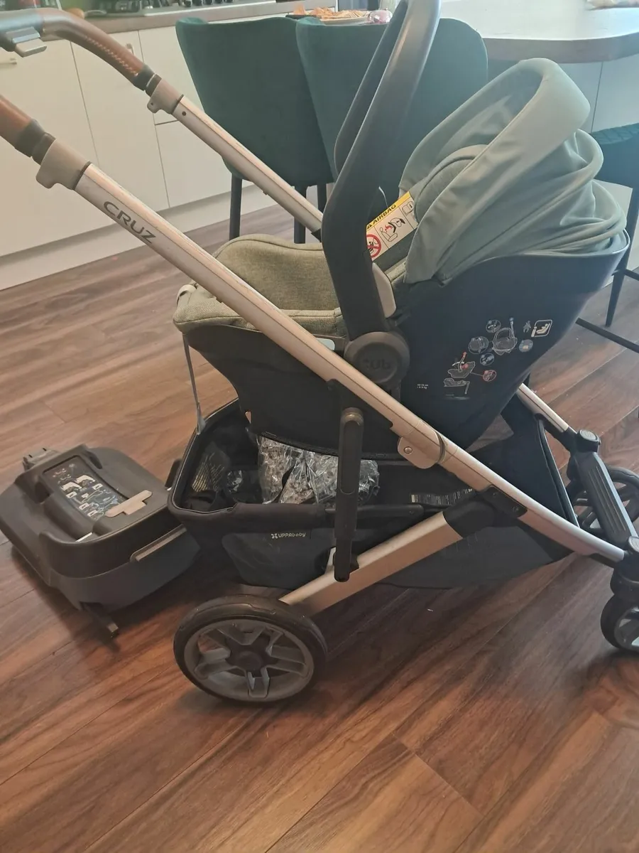 Travel System - buggy, car seat and base - Image 1