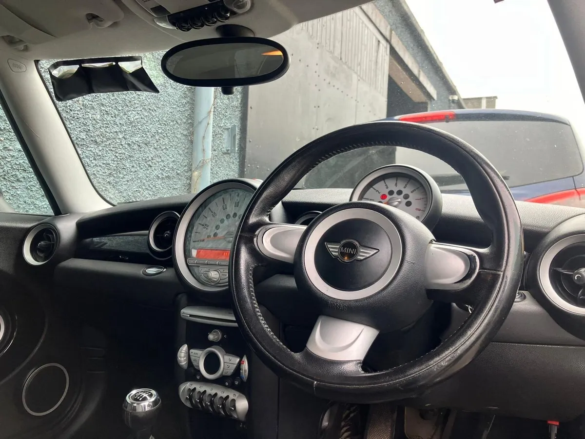 Mini Cooper 2010 - Image 2