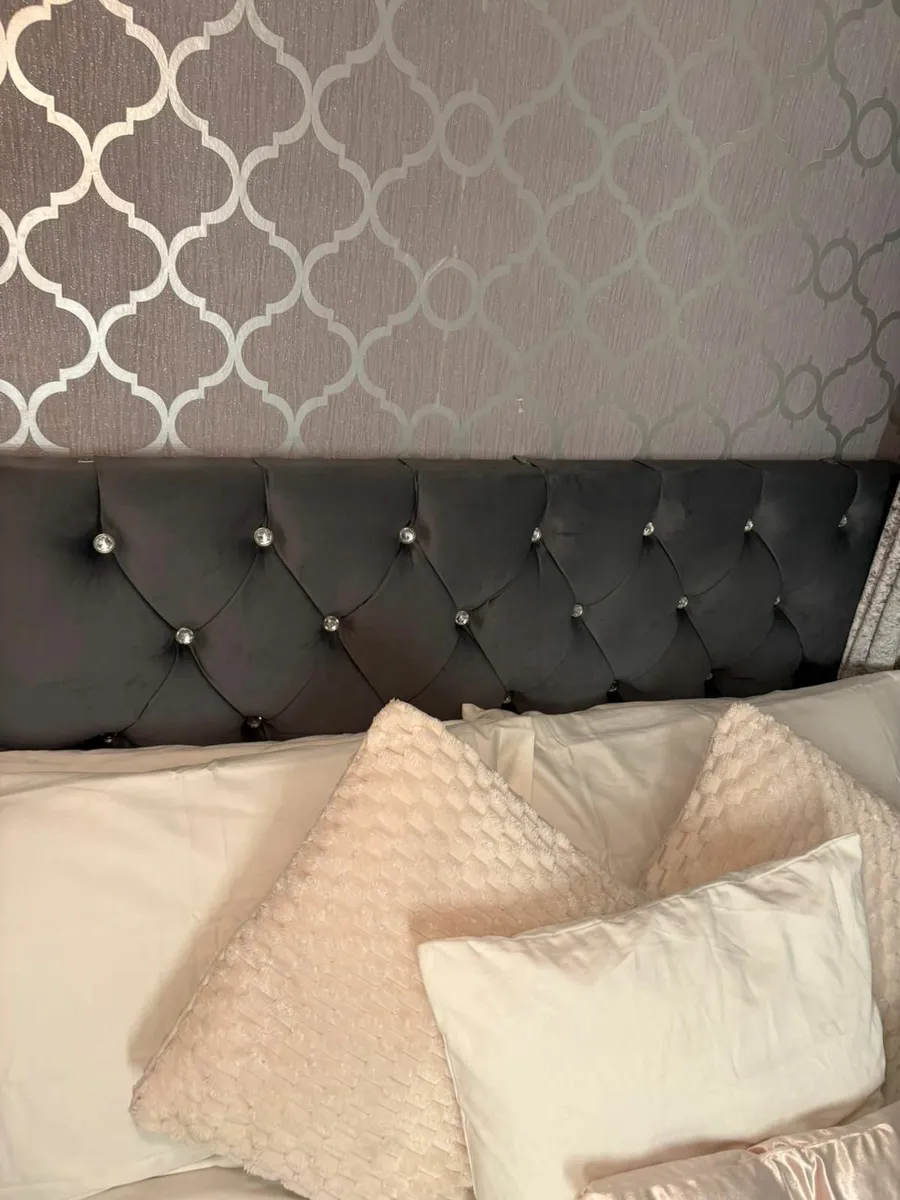 Stunning Diamond crushed velvet double bed - Image 4
