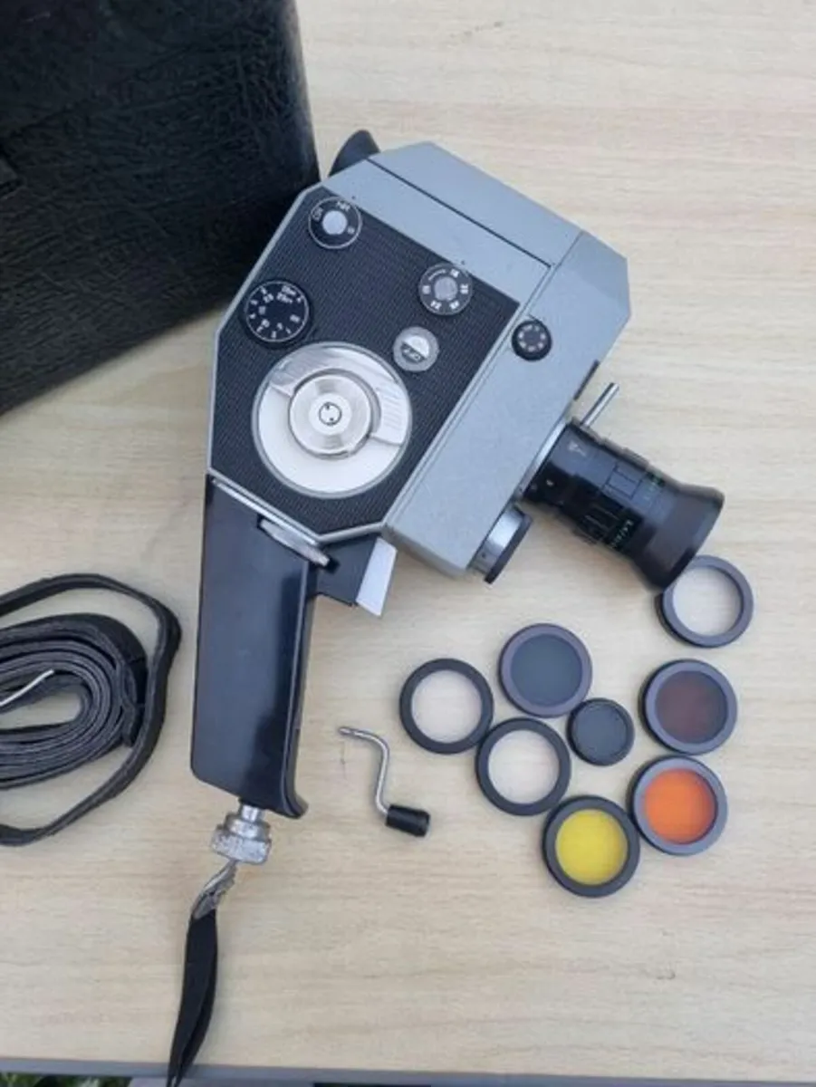 Vintage Soviet Movie Camera - Quarz 5 - Image 2