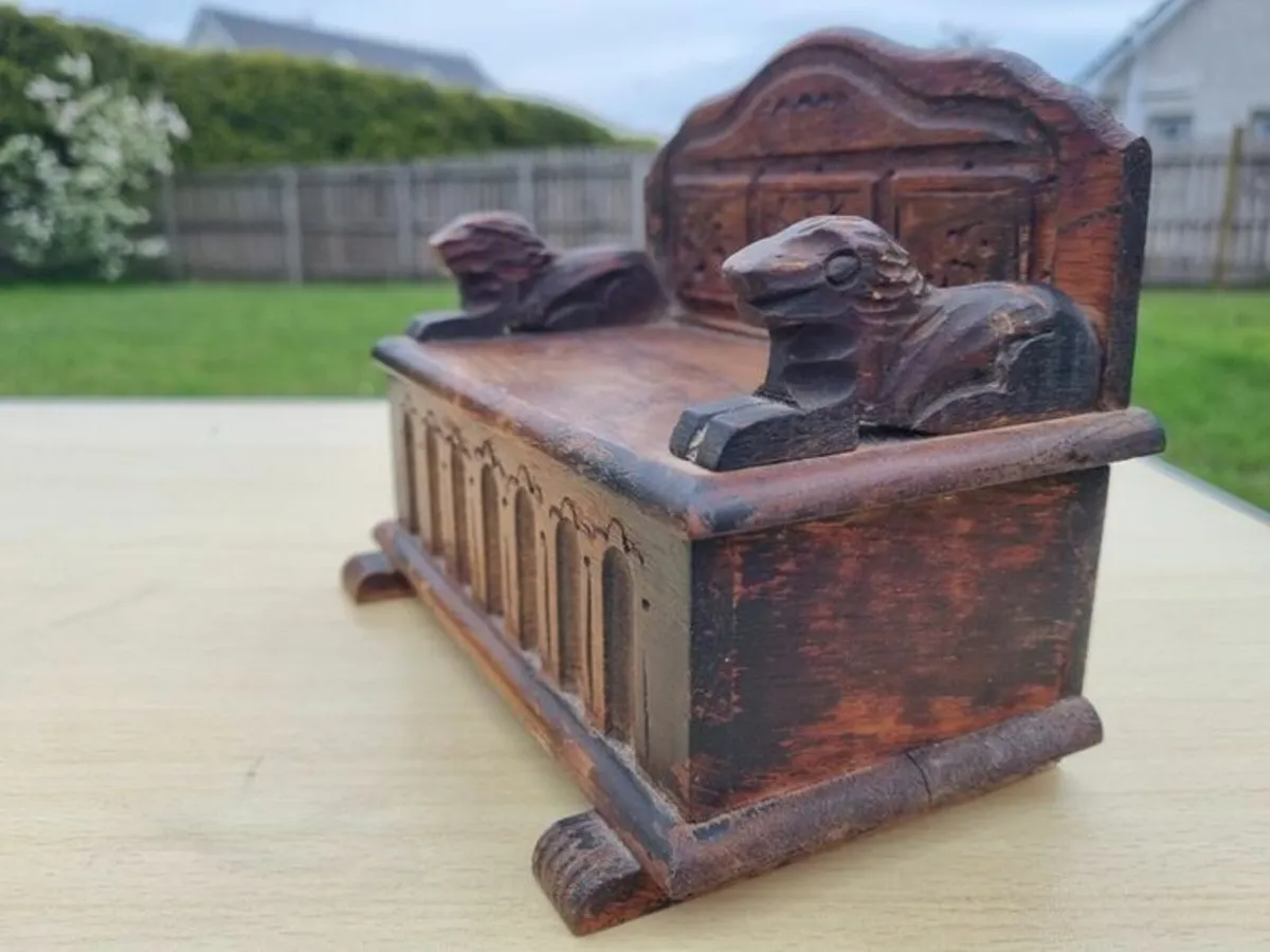 Wooden miniature vintage bench with music box - Image 3