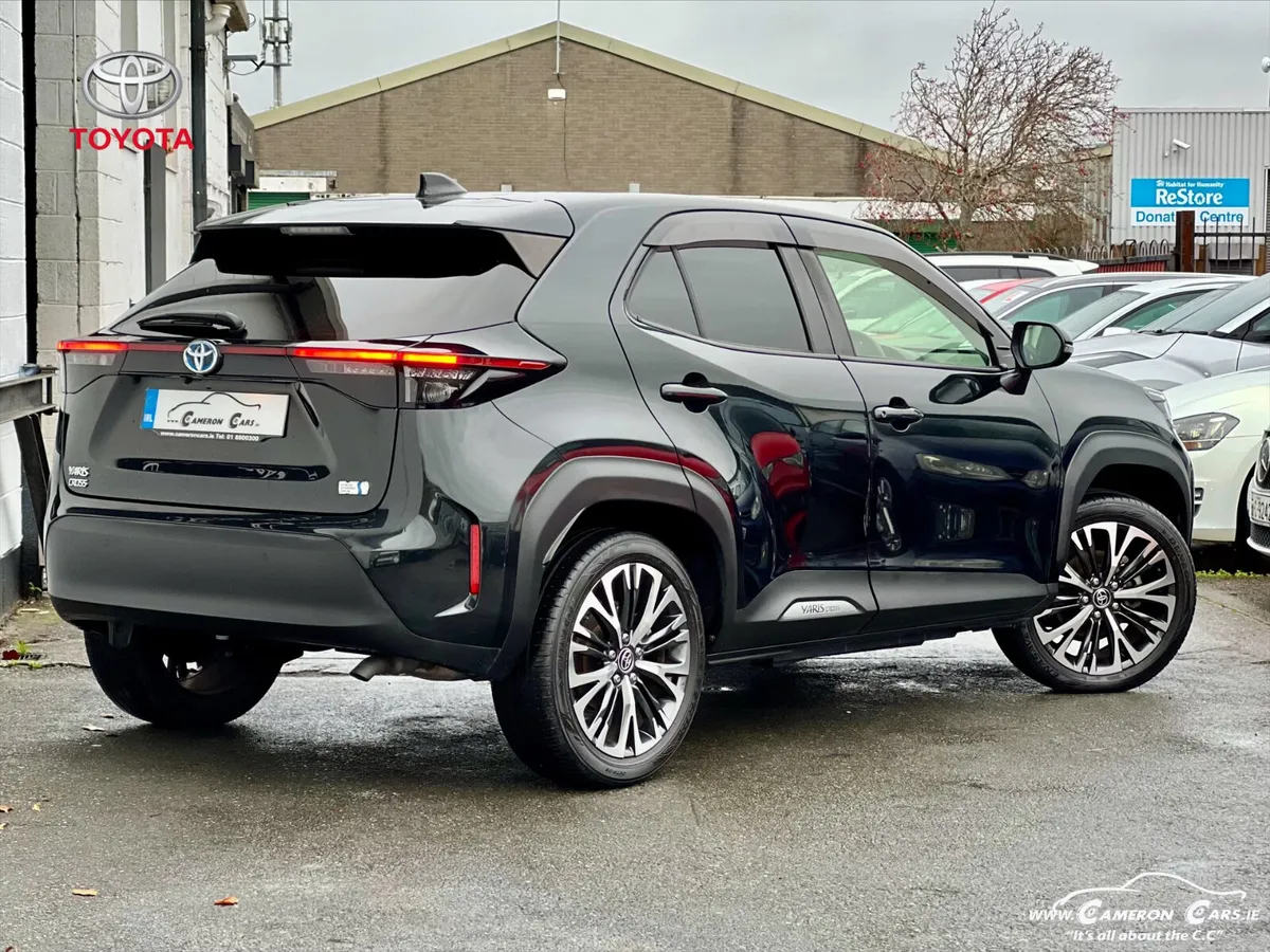 TOYOTA YARIS CROSS PIANO BLACK AUTOMATIC - Image 2