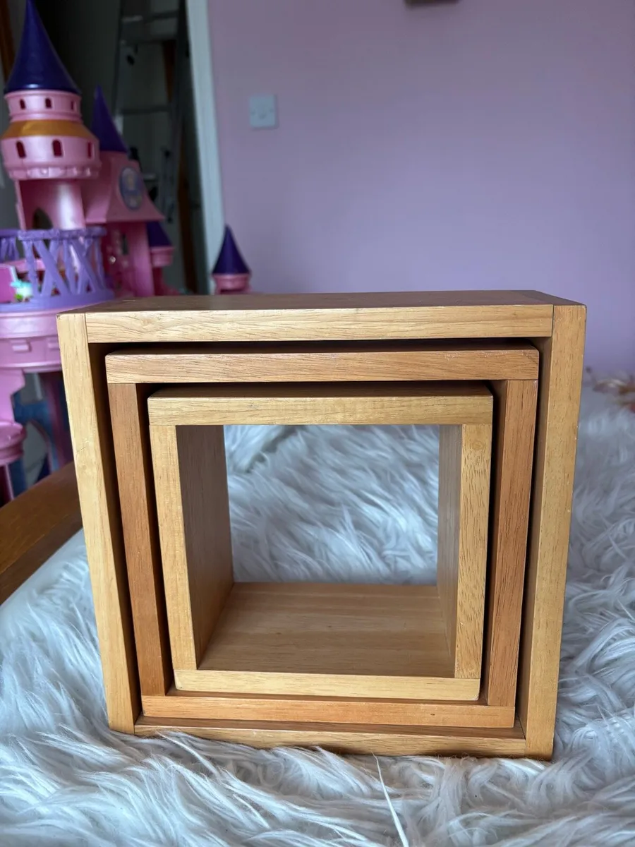 Wooden cube shelves - Image 1