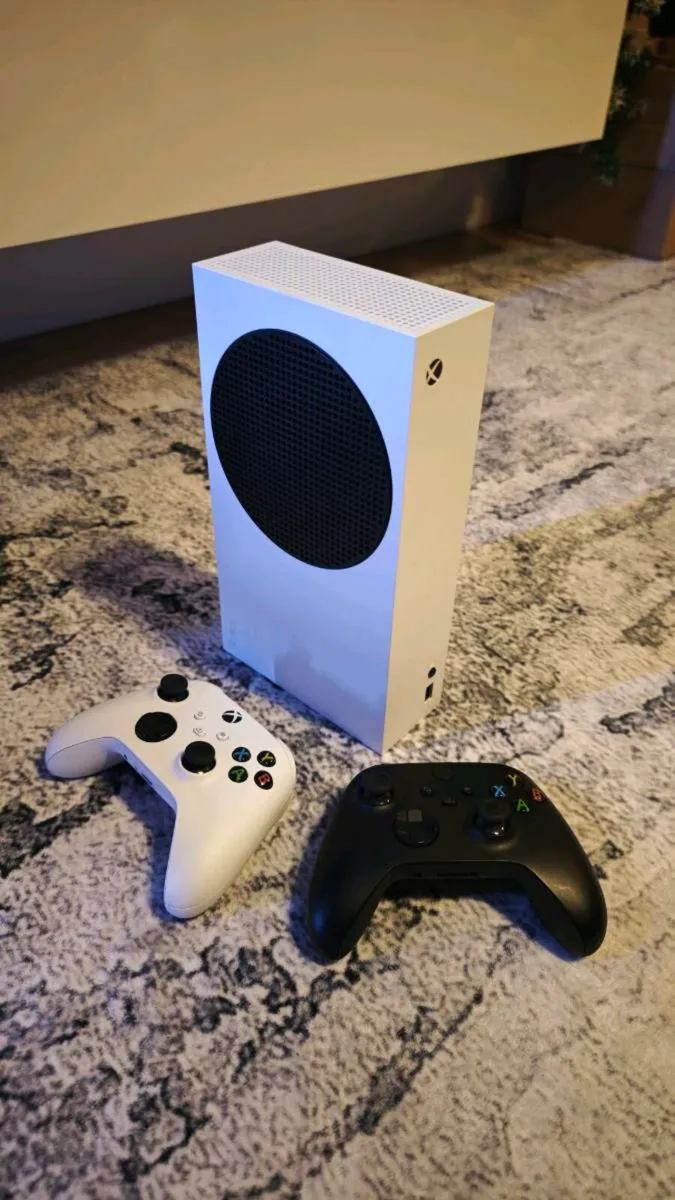 XBOX Series S + 2 controlers