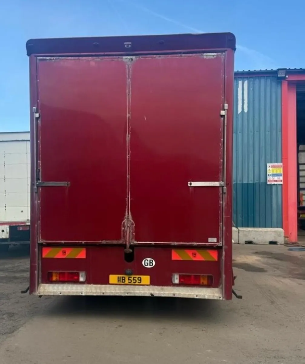 Scania Horse Lorry 5 Horse luxury living - Image 4