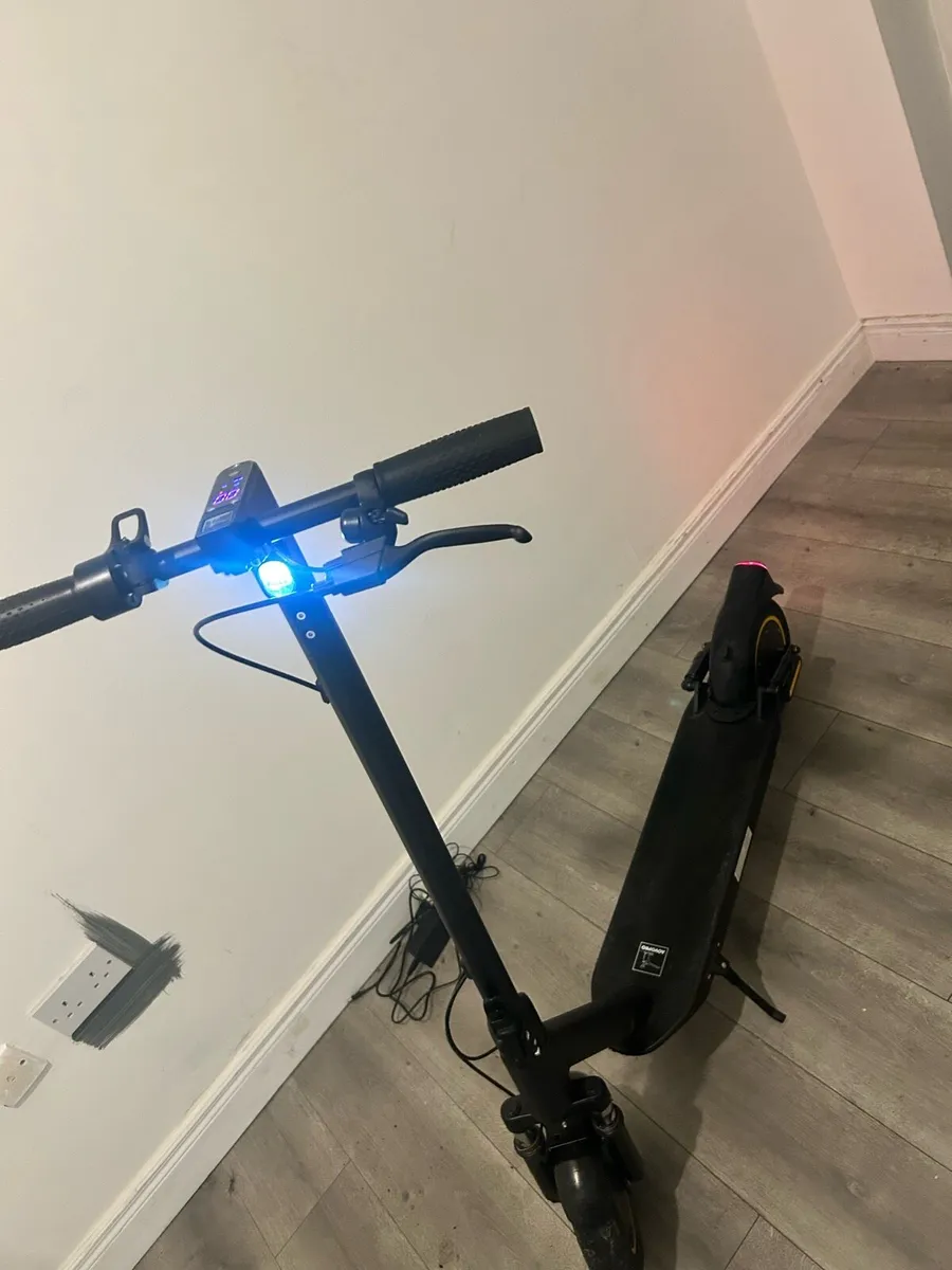 Aovopro esmax electric scooter - Image 1