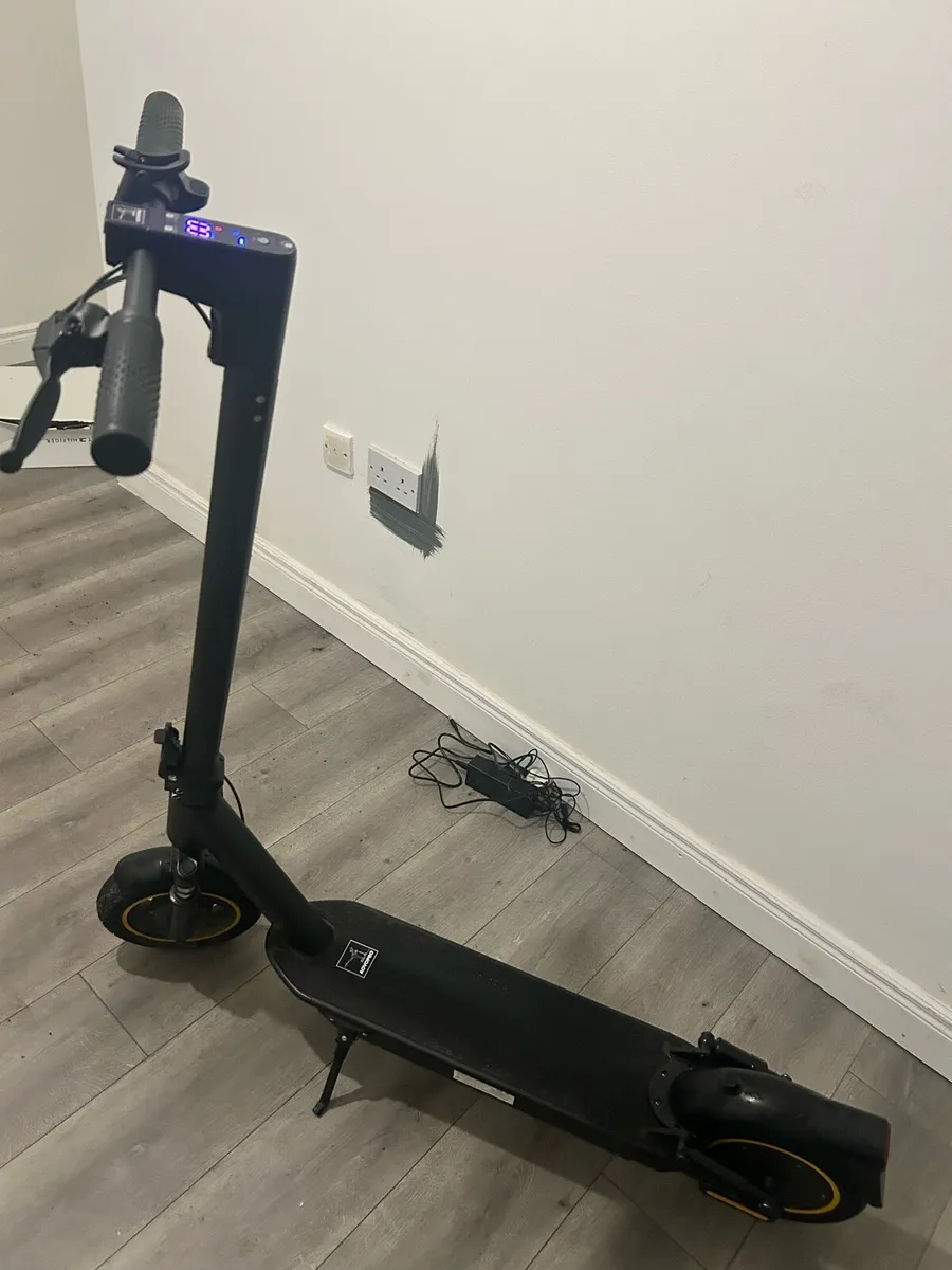 Aovopro esmax electric scooter - Image 2