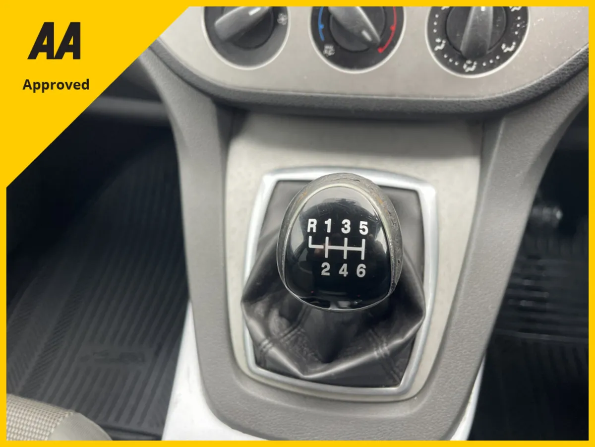 Ford Kuga ZETEC 2.0 TDCI 140PS FWD 6SPEED 5DR - Image 2