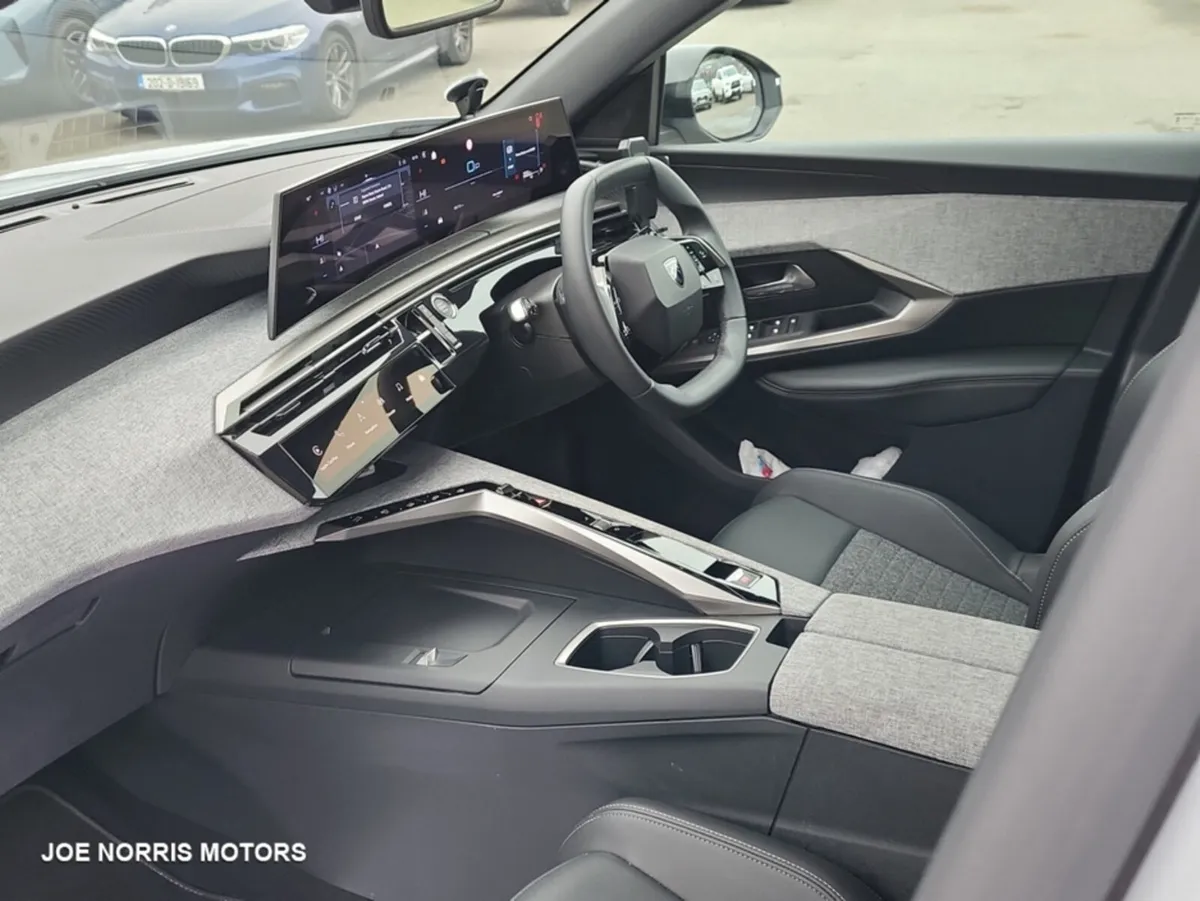 Peugeot 5008 ALLURE MHEV 136 BHP  Demonstration Mo - Image 4