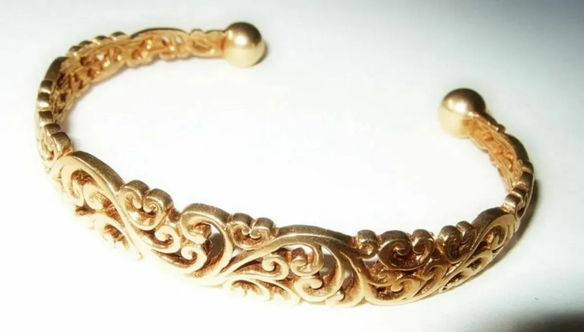 Vintage 9ct Openwork Filigree Bangle - Image 1