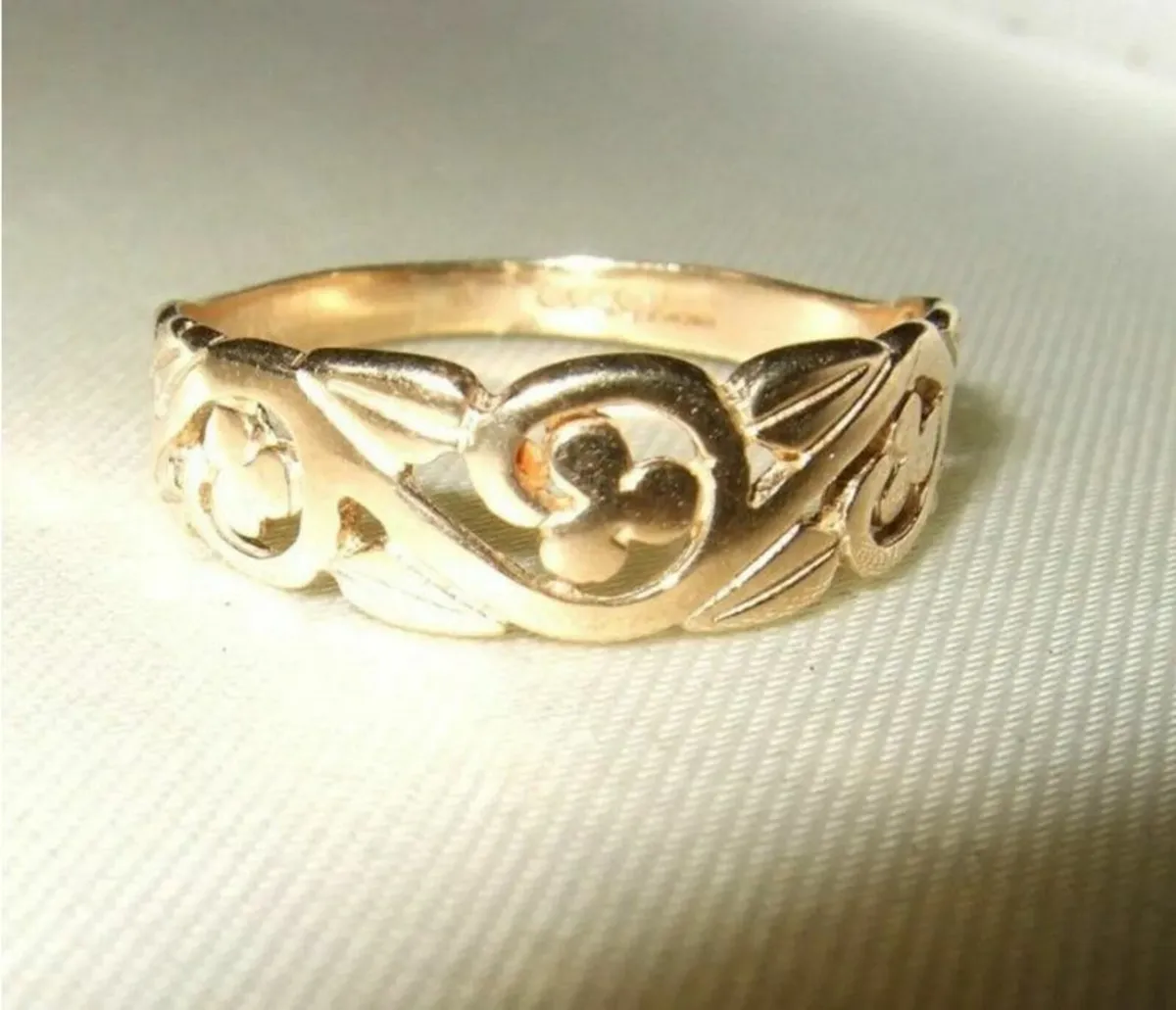Vintage Hallmarked 9k Gold 'Clover' Wedding Band - Image 4