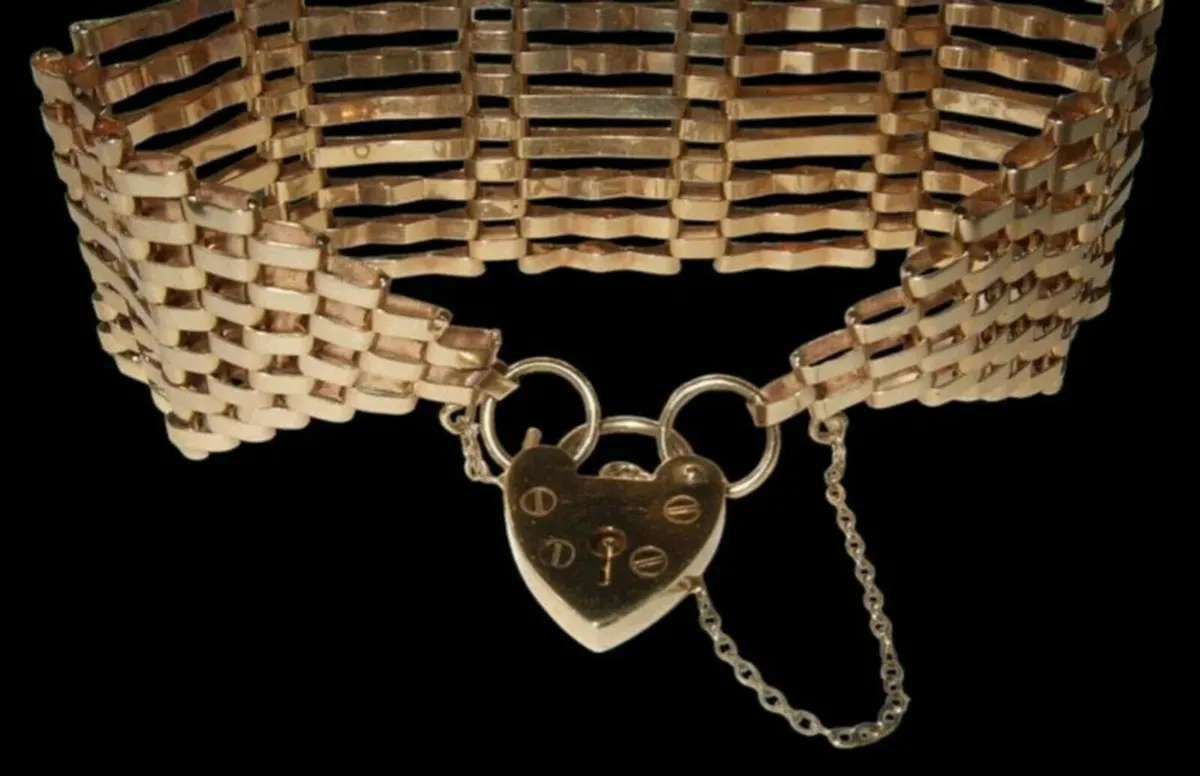 Vintage Hallmarked 9ct Gate/Padlock Bracelet - Image 2