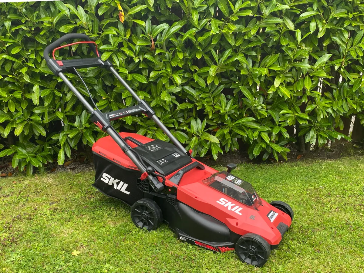 €150 OFF Skil 40V Battery Lawn Mower Kit - Image 1