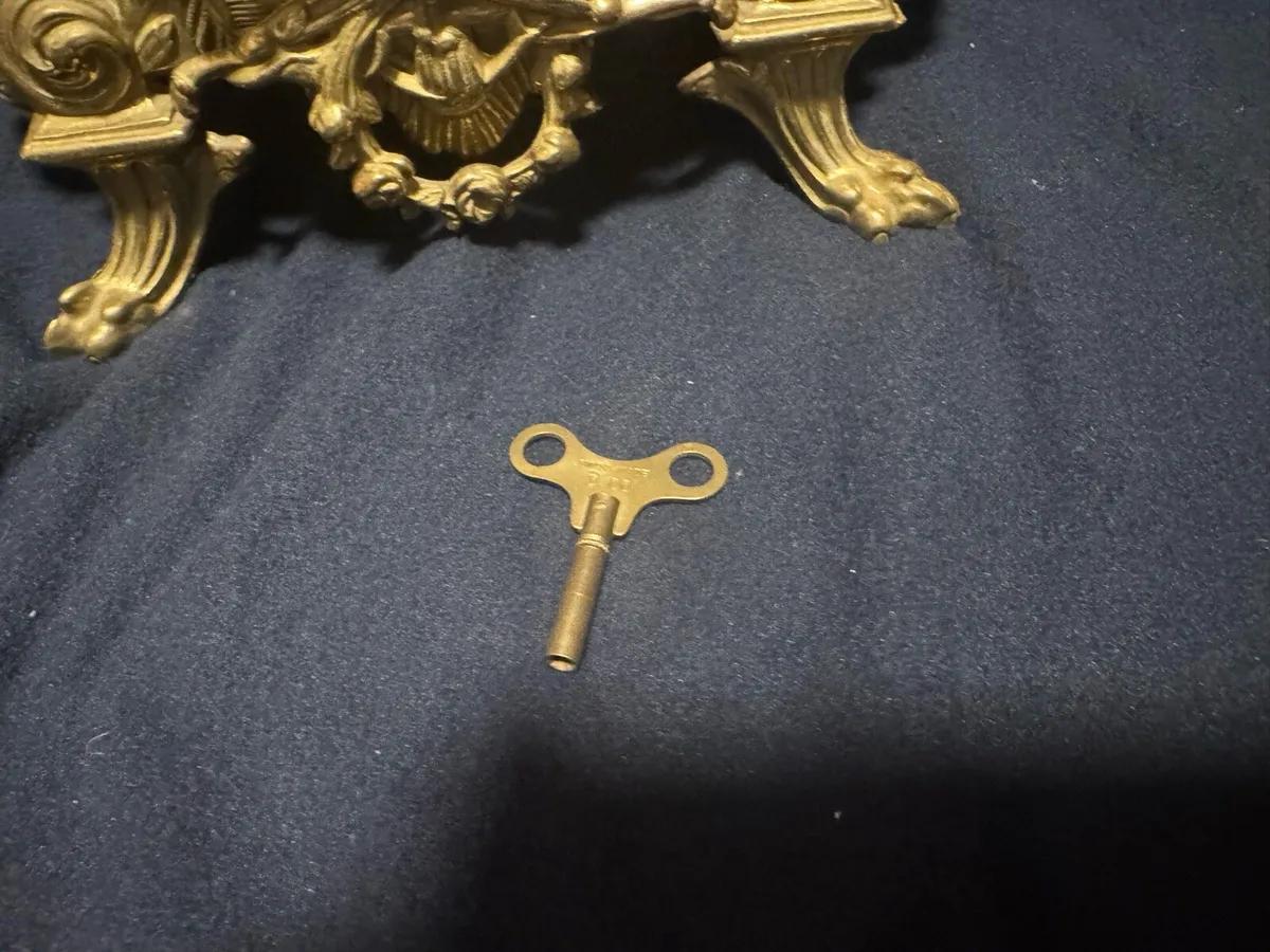 Antique Franz Hermle mantle clock and urns - Image 2