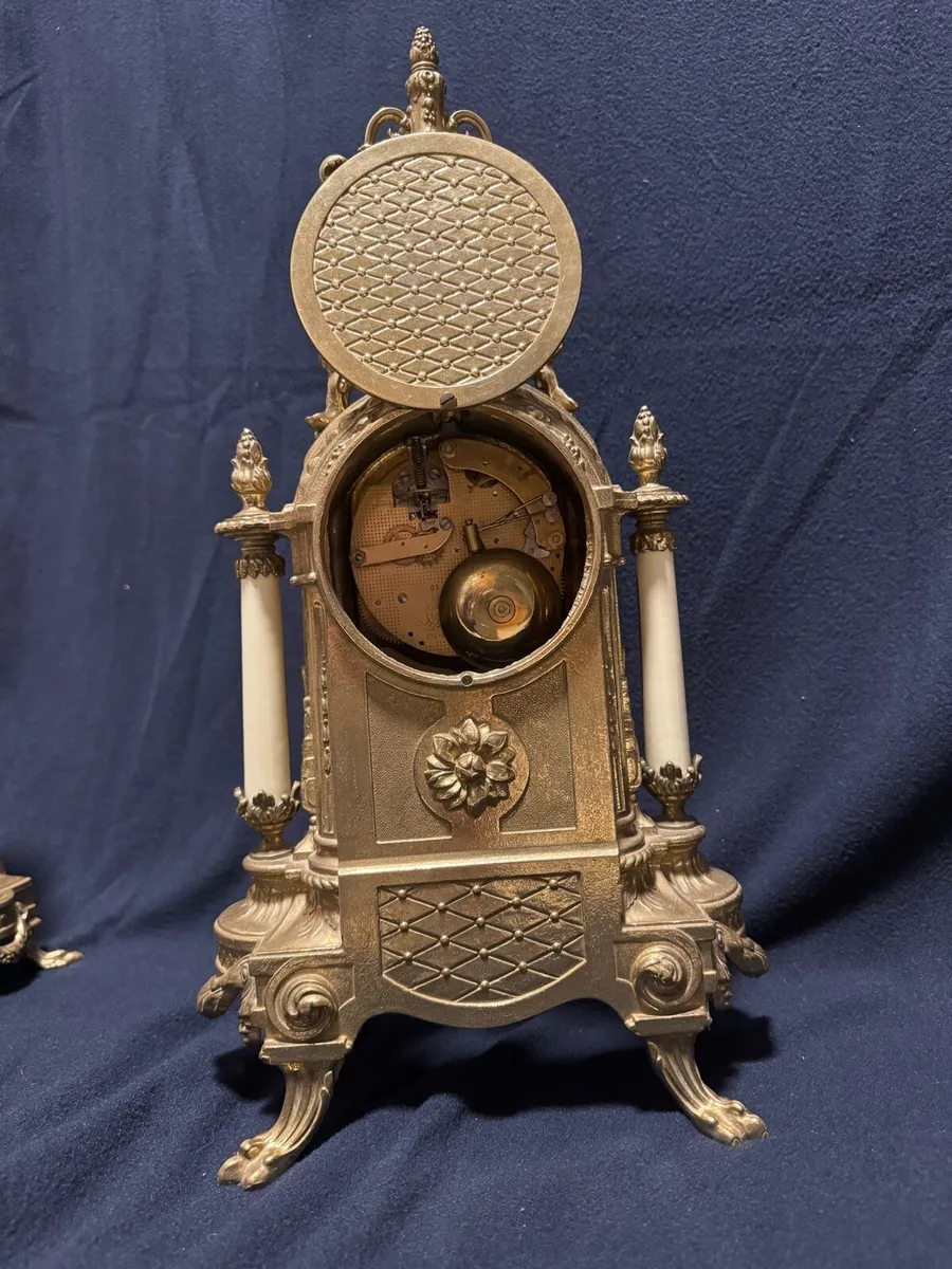 Antique Franz Hermle mantle clock and urns - Image 3