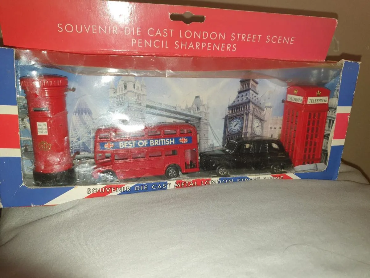 LONDON STREET SECNE DIE.CAST SET - Image 1
