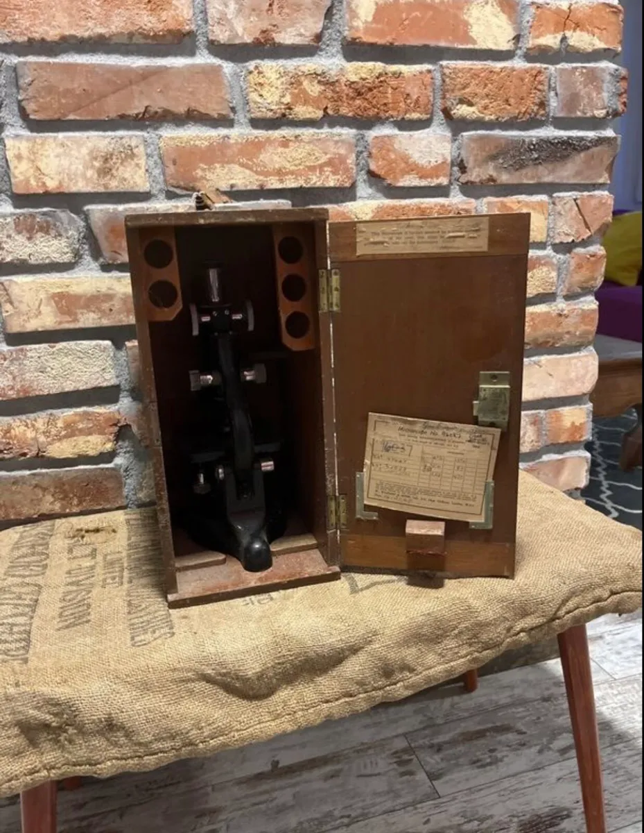Vintage microscope - Image 1