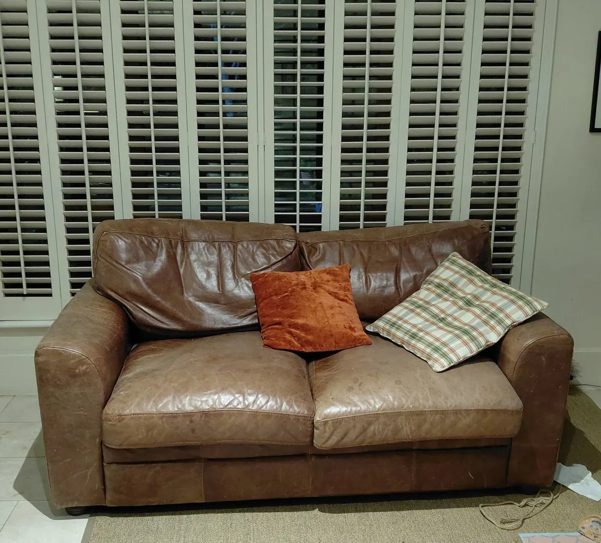 A leather sofa - Image 1