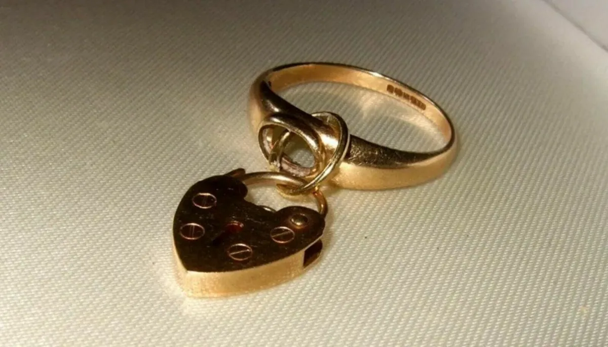 Vintage 9ct Padlock Gold Charm Ring - Image 4